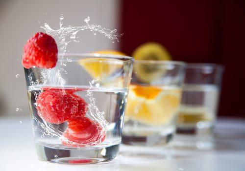 Erfrischendes Getränk - Glas Wasser mit Obst von Frischdienst Behrens