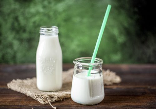 Glas und Flasche mit Milch - Frische Milchprodukte von Frischdienst Behrens